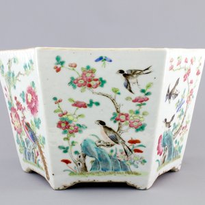 A Chinese hexagonal porcelain famille rose jardiniere with animals and flowers, 19th C. — photo 1