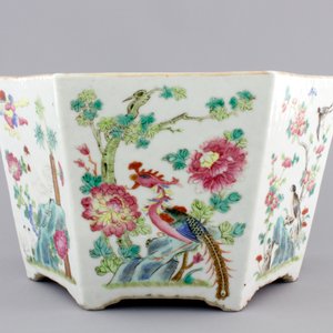 A Chinese hexagonal porcelain famille rose jardiniere with animals and flowers, 19th C. — photo 2