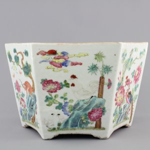 A Chinese hexagonal porcelain famille rose jardiniere with animals and flowers, 19th C. — photo 3