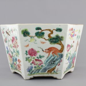 A Chinese hexagonal porcelain famille rose jardiniere with animals and flowers, 19th C. — photo 4
