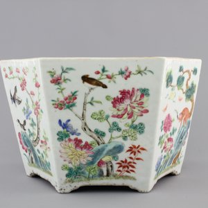A Chinese hexagonal porcelain famille rose jardiniere with animals and flowers, 19th C. — photo 5