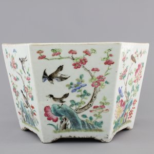 A Chinese hexagonal porcelain famille rose jardiniere with animals and flowers, 19th C. — photo 6