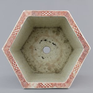 A Chinese hexagonal porcelain famille rose jardiniere with animals and flowers, 19th C. — photo 7
