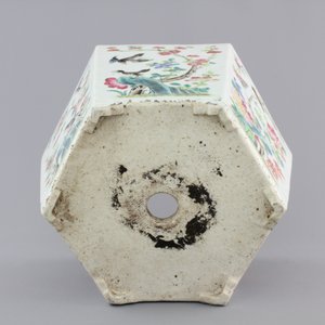 A Chinese hexagonal porcelain famille rose jardiniere with animals and flowers, 19th C. — photo 8