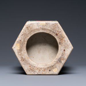 A Chinese hexagonal qianjiang cai 'antiquities' vase, 19th C. — 照片 6