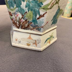 A Chinese hexagonal qianjiang cai 'antiquities' vase, 19th C. — 照片 9