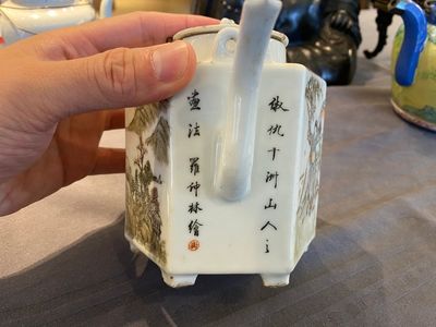 A Chinese hexagonal qianjiang cai teapot, signed and with the seal of Luo Zhonglin 羅仲林, 19/20th C. — photo 7