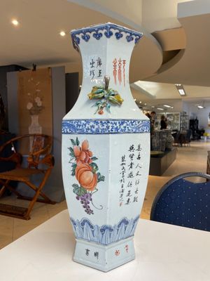 A Chinese hexagonal qianjiang cai vase, signed Hui Ru Shi 慧如氏, dated 1910 — 照片 1