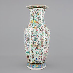 A Chinese hexagonal relief-decorated famille rose porcelain vase, 19th C. — photo 1