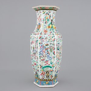 A Chinese hexagonal relief-decorated famille rose porcelain vase, 19th C. — photo 2