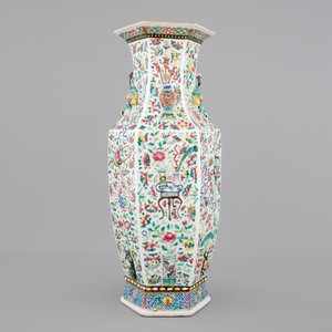 A Chinese hexagonal relief-decorated famille rose porcelain vase, 19th C. — photo 3