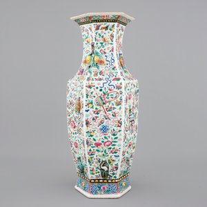 A Chinese hexagonal relief-decorated famille rose porcelain vase, 19th C. — photo 4