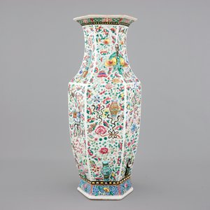 A Chinese hexagonal relief-decorated famille rose porcelain vase, 19th C. — photo 5
