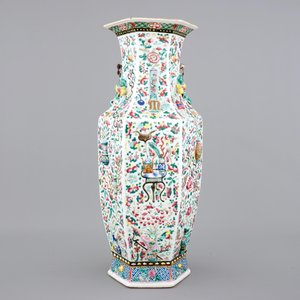 A Chinese hexagonal relief-decorated famille rose porcelain vase, 19th C. — photo 6