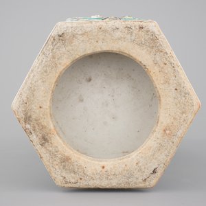 A Chinese hexagonal relief-decorated famille rose porcelain vase, 19th C. — photo 8