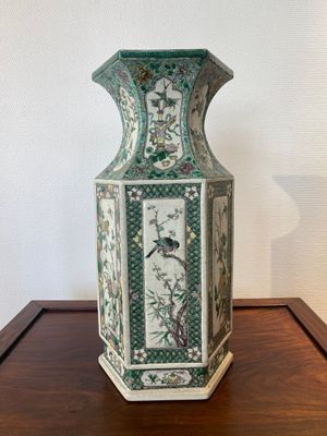 A Chinese hexagonal verte biscuit vase, 19th C. — 照片 1