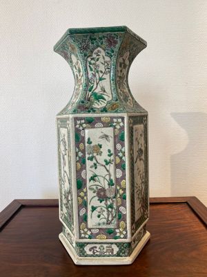 A Chinese hexagonal verte biscuit vase, 19th C. — 照片 2