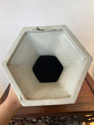 A Chinese hexagonal verte biscuit vase, 19th C. — 照片 5