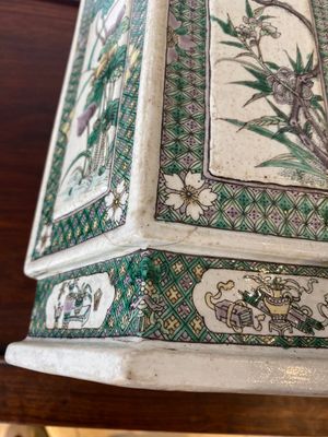 A Chinese hexagonal verte biscuit vase, 19th C. — 照片 8