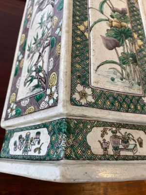 A Chinese hexagonal verte biscuit vase, 19th C. — 照片 9
