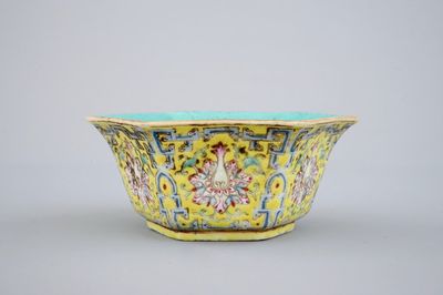 Un bol hexagonal au fond jaune, marqué Qianlong, 19ème