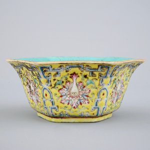 Un bol hexagonal au fond jaune, marqué Qianlong, 19ème — photo 1