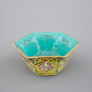 Un bol hexagonal au fond jaune, marqué Qianlong, 19ème — photo 2