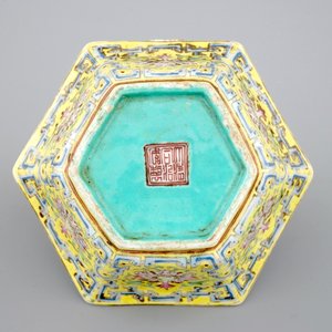 Un bol hexagonal au fond jaune, marqué Qianlong, 19ème — photo 7