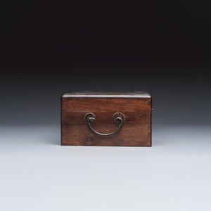 A Chinese hongmu box and cover with bronze mounts — foto 4