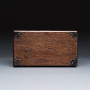 A Chinese hongmu box and cover with bronze mounts — foto 7