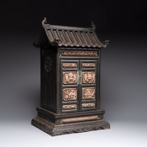 A Chinese hongmu house-form cabinet with antiquities design, 18/19th C. — 照片 1