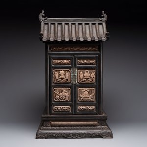 A Chinese hongmu house-form cabinet with antiquities design, 18/19th C. — 照片 2