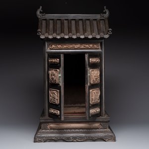 A Chinese hongmu house-form cabinet with antiquities design, 18/19th C. — 照片 3