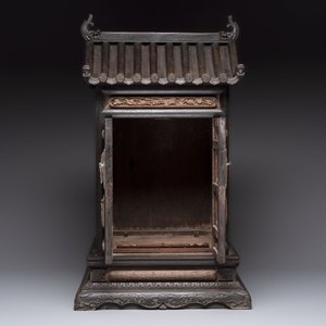 A Chinese hongmu house-form cabinet with antiquities design, 18/19th C. — 照片 4