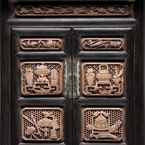 A Chinese hongmu house-form cabinet with antiquities design, 18/19th C. — 照片 8