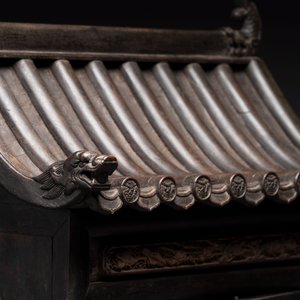 A Chinese hongmu house-form cabinet with antiquities design, 18/19th C. — 照片 9