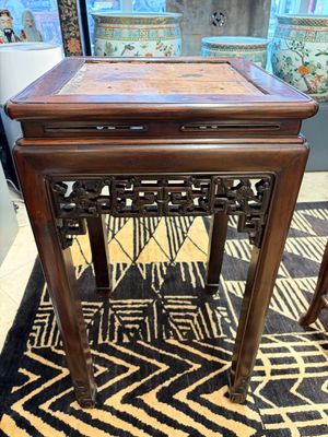 A Chinese hongmu stand and a square low table, 19th C. — photo 1
