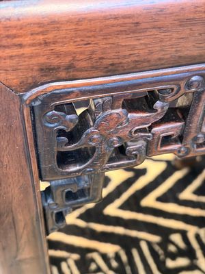 A Chinese hongmu stand and a square low table, 19th C. — photo 13