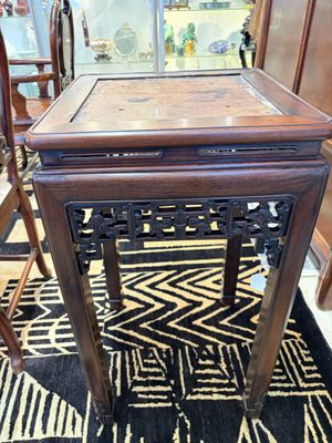 A Chinese hongmu stand and a square low table, 19th C. — photo 10