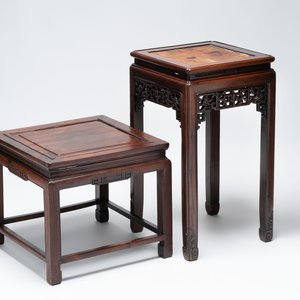 A Chinese hongmu stand and a square low table, 19th C. — photo 1