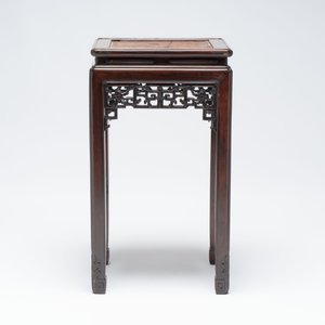 A Chinese hongmu stand and a square low table, 19th C. — photo 11