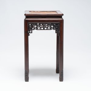 A Chinese hongmu stand and a square low table, 19th C. — photo 12