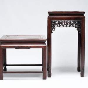 A Chinese hongmu stand and a square low table, 19th C. — photo 2