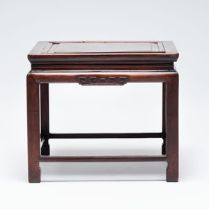 A Chinese hongmu stand and a square low table, 19th C. — photo 3