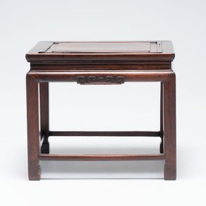 A Chinese hongmu stand and a square low table, 19th C. — photo 4