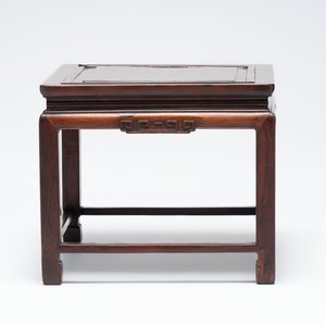 A Chinese hongmu stand and a square low table, 19th C. — photo 5