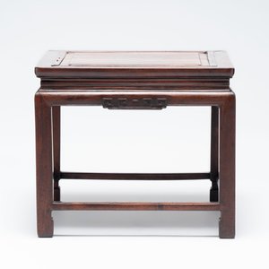 A Chinese hongmu stand and a square low table, 19th C. — photo 6