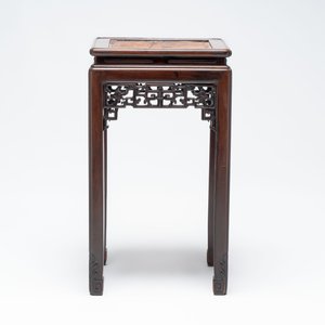 A Chinese hongmu stand and a square low table, 19th C. — photo 9