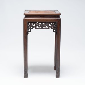 A Chinese hongmu stand and a square low table, 19th C. — photo 10