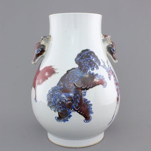 A Chinese hu-shaped deer-handled underglaze red and blue vase with finely painted animals, ca 1900 — photo 1